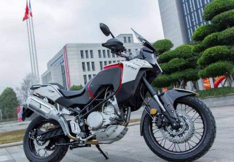 首先,就外观设计来说,这款力帆kpt450的整个车身外观看着与ktm旗下的"