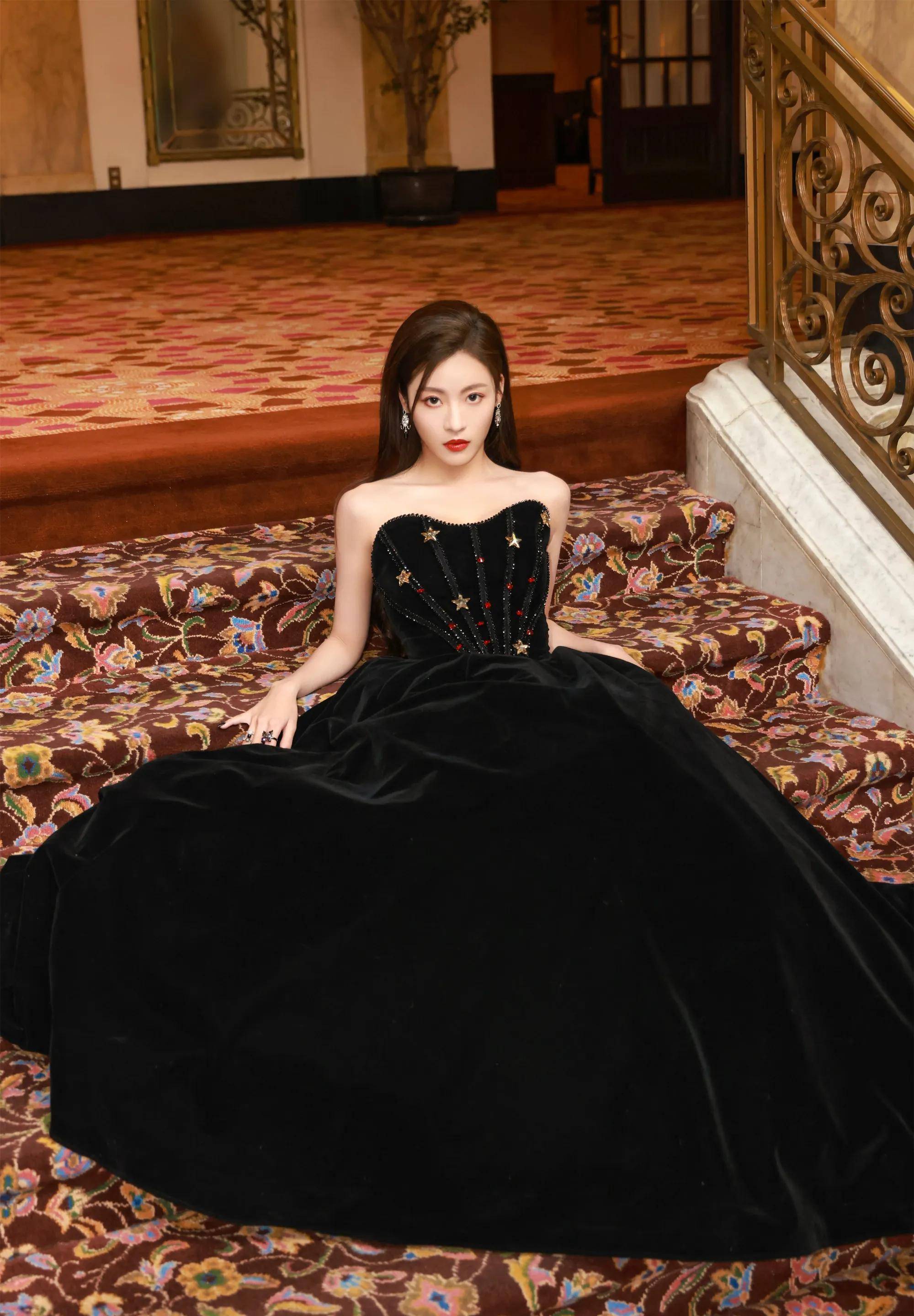 孙芮穿黑色抹胸长裙御姐气场全开,身材火辣性感 美艳优雅又高贵_星星