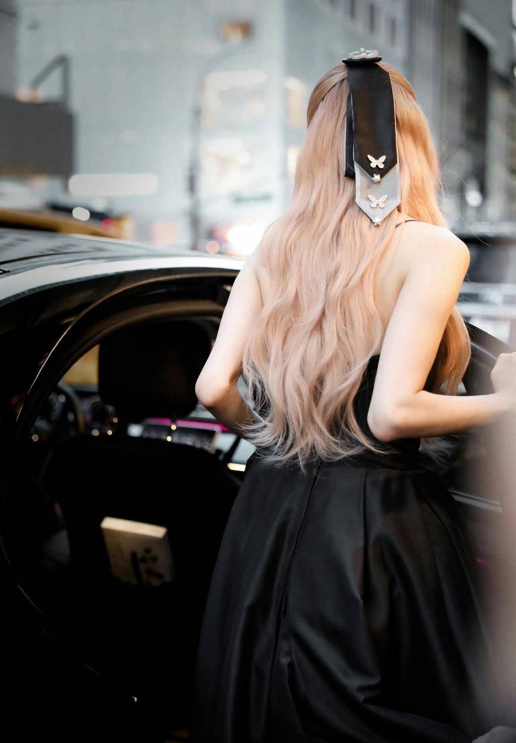 朴彩英现身纽约上演"背影杀",黑色吊带裙优雅大气_活动_魅力_身材