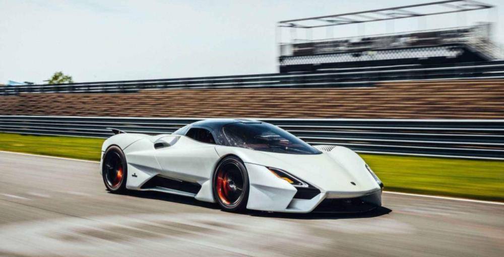 整车的造型更加流畅,而布加迪的外观造型偏于厚重,西尔贝反而吸取借鉴