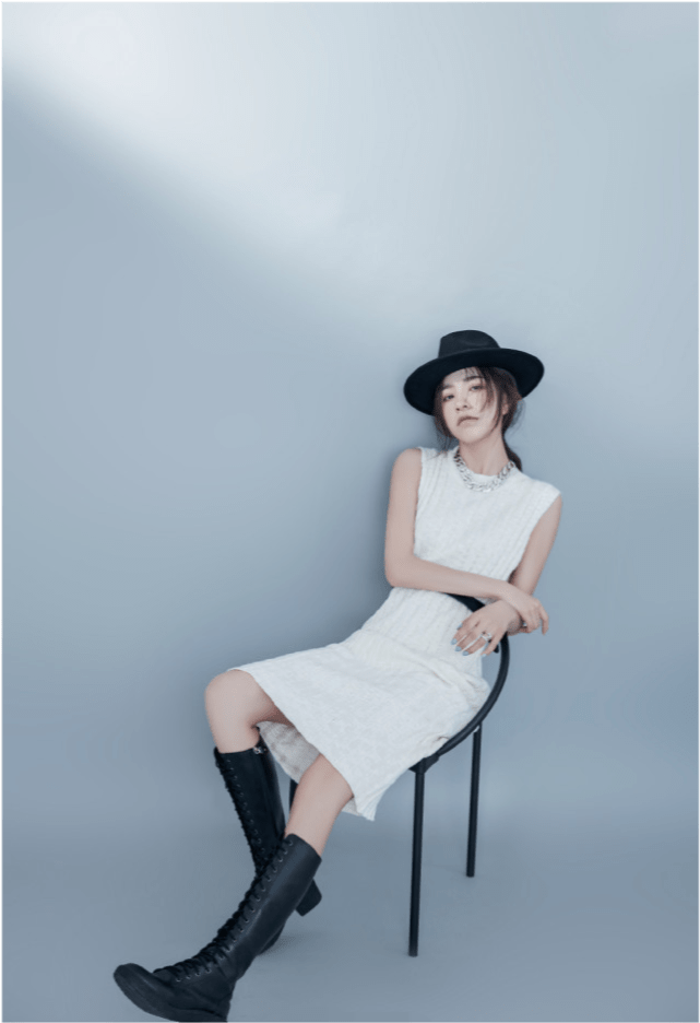 刘思瑶拍视频被偶遇,原相机暴露真实身材,网友吐槽其腿又黑又粗_照片