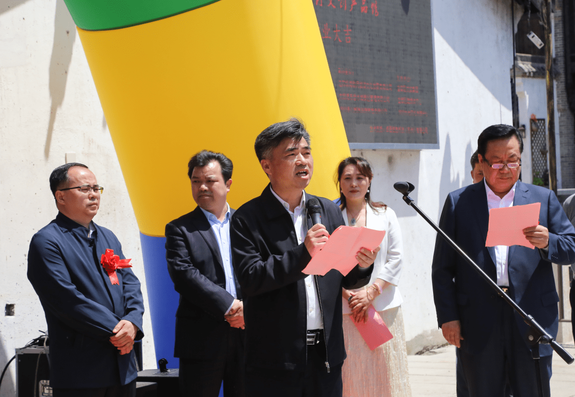 盐城市盐都区人民政府周昉副区长和盐城市旅游协会倪崇彦常务副会长兼