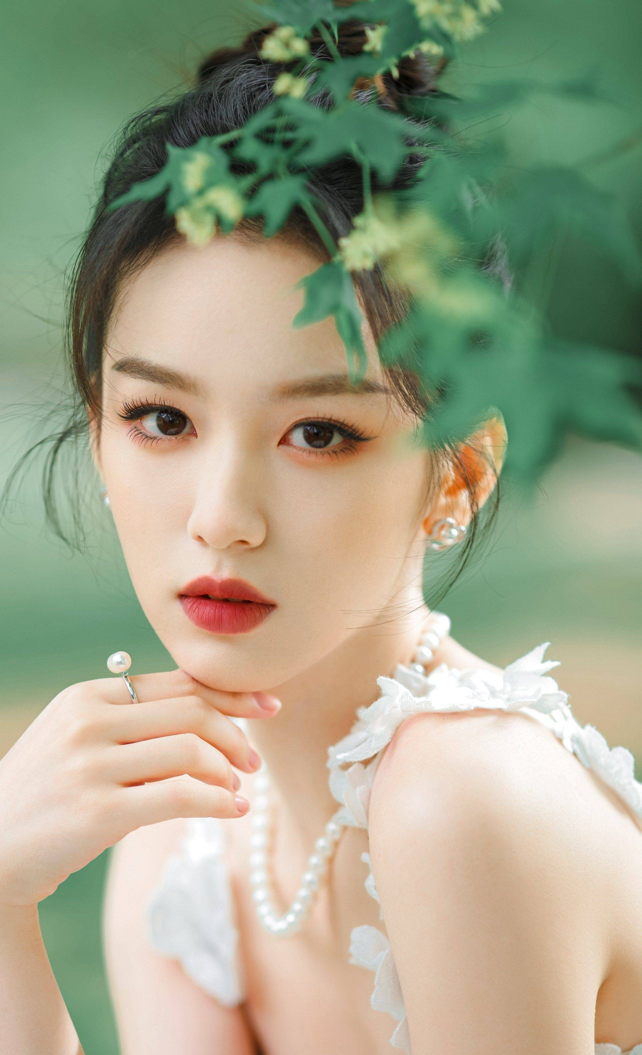 周也白色吊带连衣裙性感写真_美得_网友_黑色