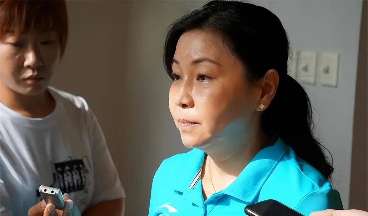 用周继红的话说:"这枚金牌价值连城,很多人都看到了我和熊倪拥抱,实际