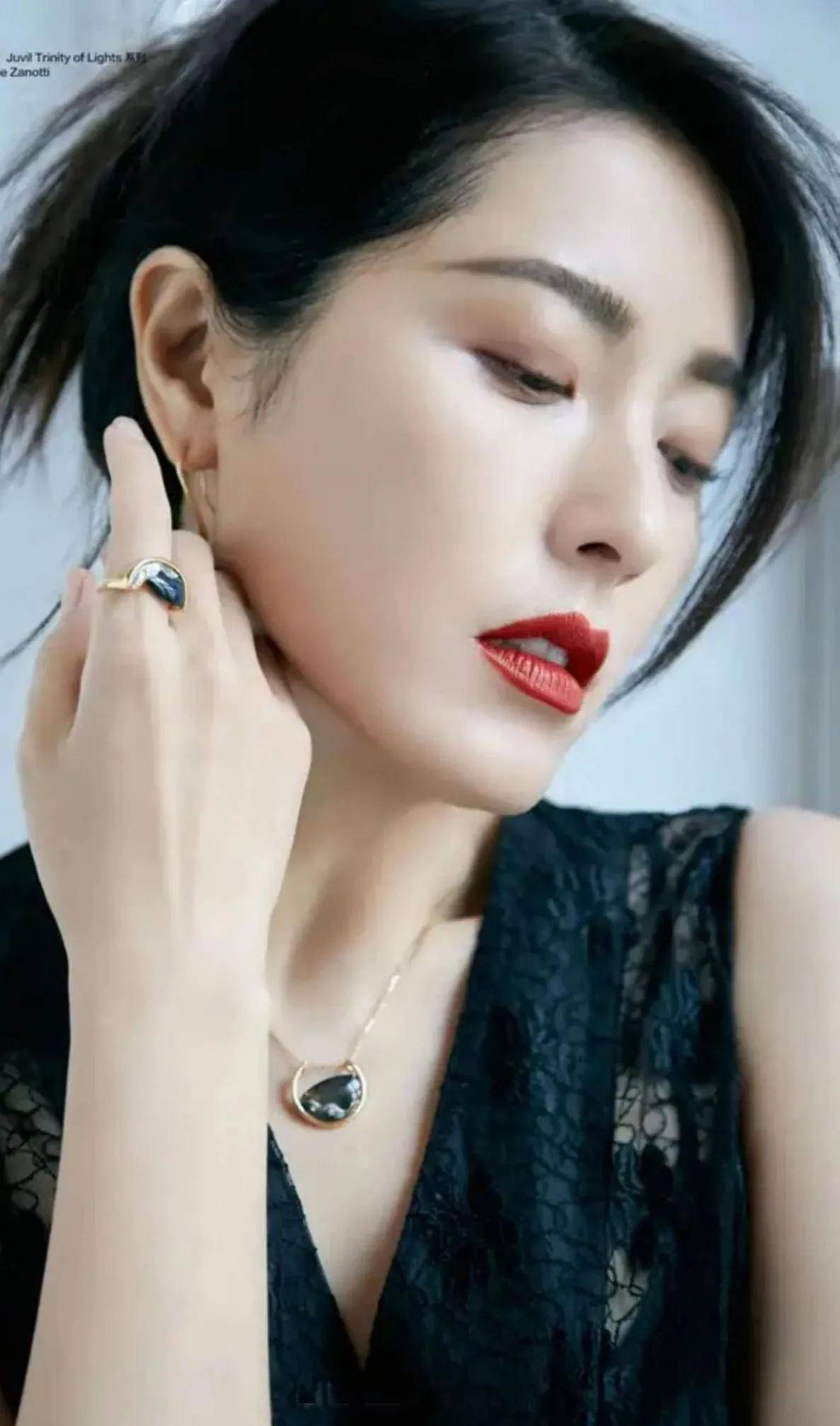 曾黎2023年04月30日 精美图集 高雅脱俗_观众_演技_角色