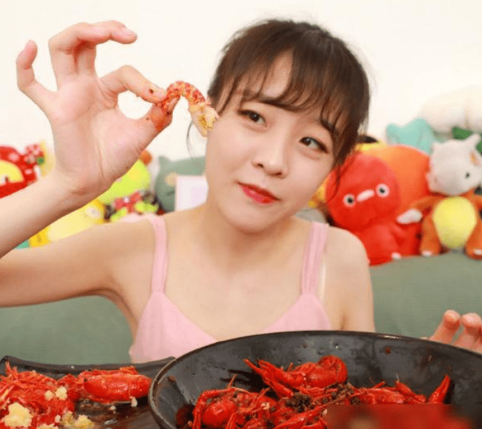 因为受到批评,她改名为"梨涡少女mini",而她后来的作风也变为注重美食