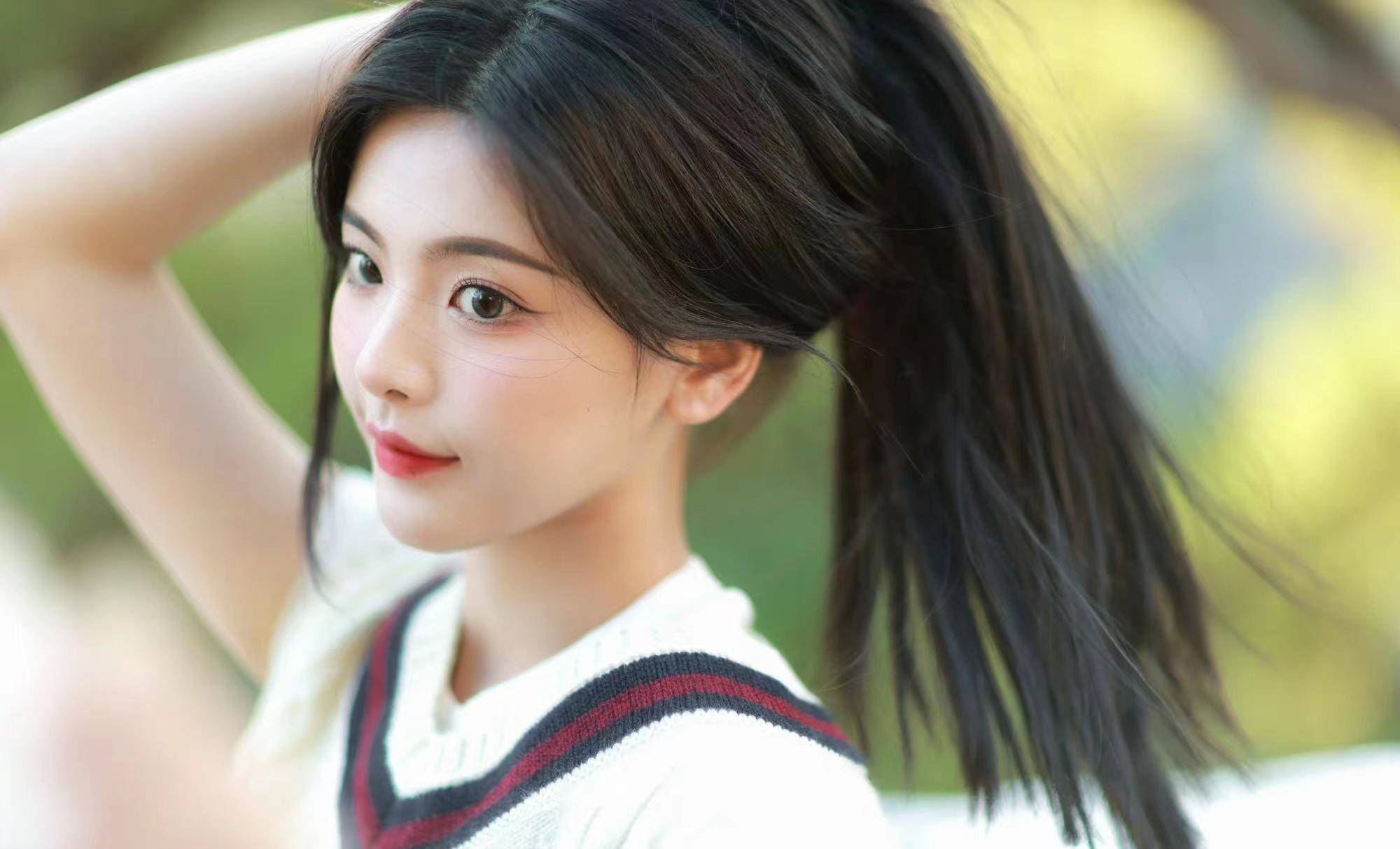 杨超越学院风写真曝光,白衬衫搭配针织背心,清纯可爱_年龄_头发_女孩