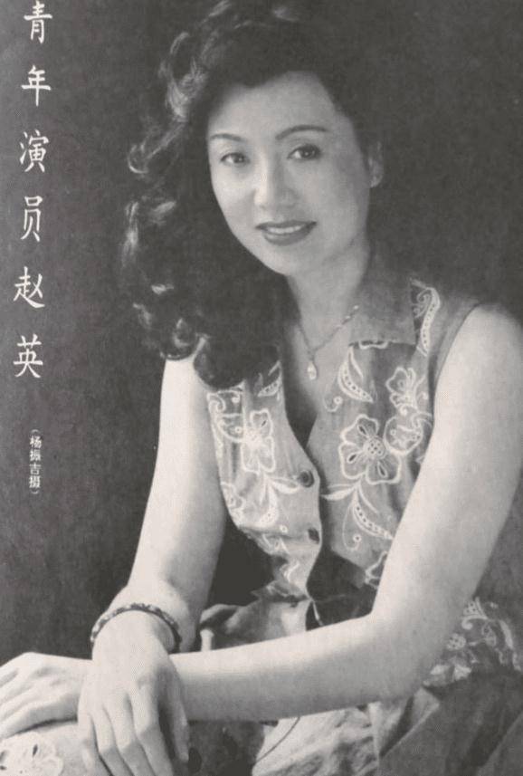 直到同事们一起吃饭聚餐时,他才发现他的同班同学赵英也在八一电影厂.