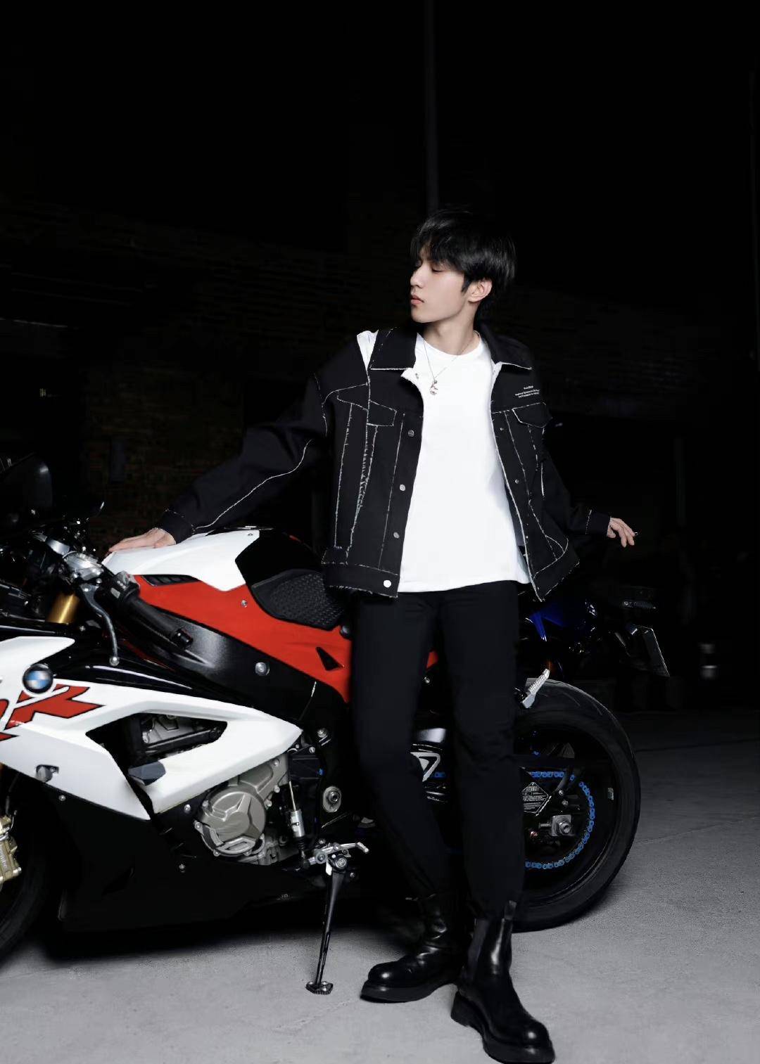 帅气九宫格营业,帅哥与大摩托的完美搭配_年纪_哥哥_时代