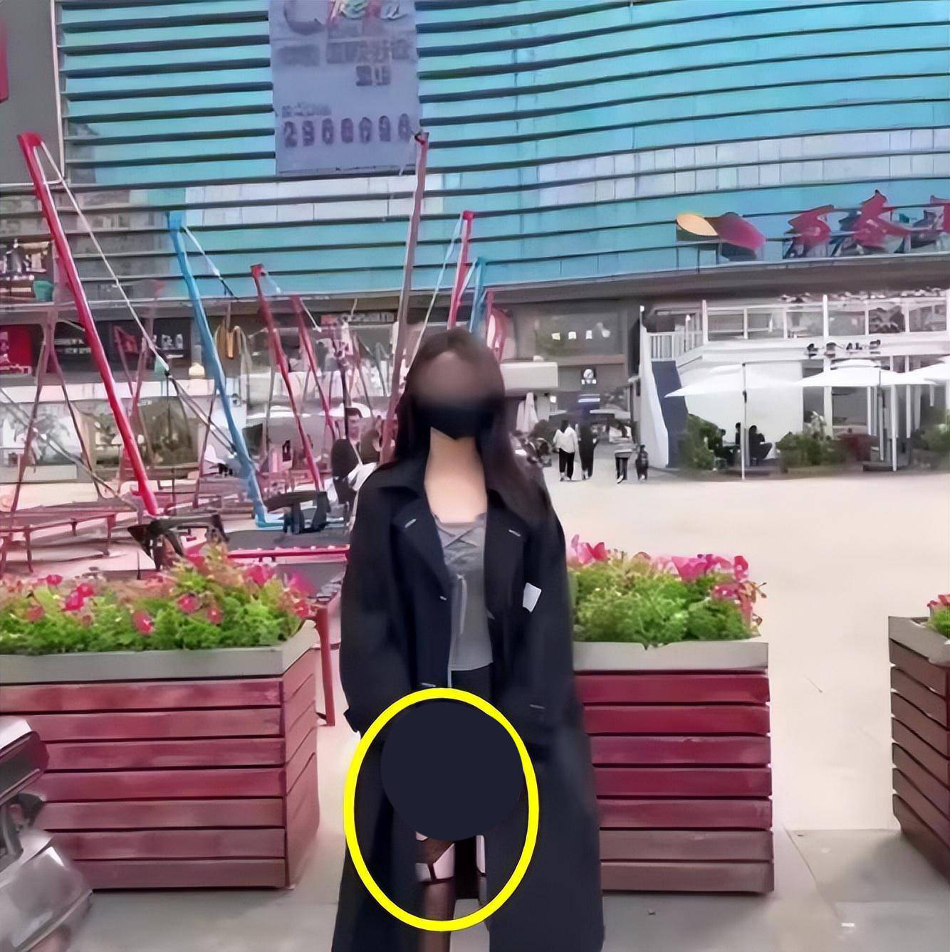 正所谓天网恢恢疏而不漏,两人的行为已经被越来越多的路人发觉并加以