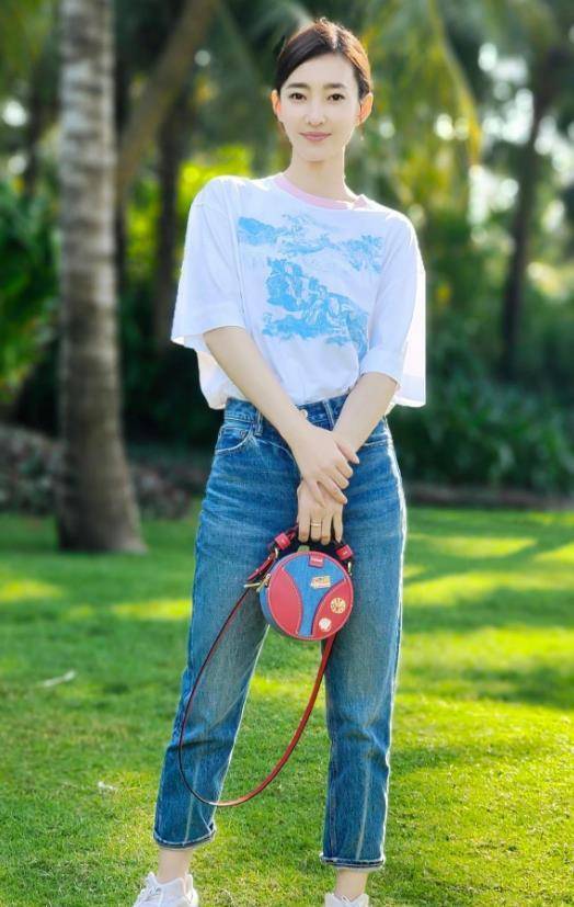 此次王丽坤衣着乳白色服装印花t恤衫出镜,搭配蓝色牛仔裤后,就温柔