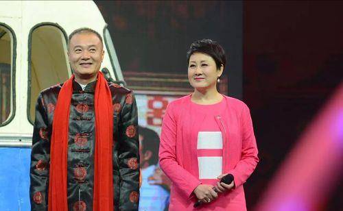 演员张凯丽:与富豪老公逛夜市甜蜜牵手,提携女儿未见成效?