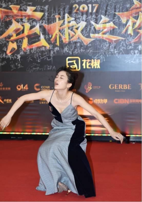 肩带滑落,晕倒,摔出"吸奶器",女明星的意外瞬间有多尴尬?