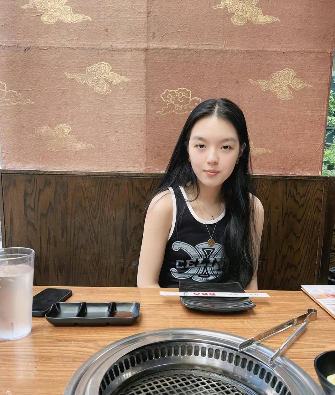 通过照片内容,我们可以清楚地看到,当天的法图麦身穿一件简单的黑色