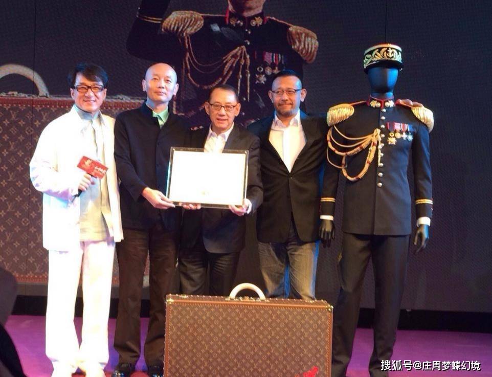 当年慈善晚宴上,成龙发起爱心捐款,他身上的外套直接拍出480万_韩红