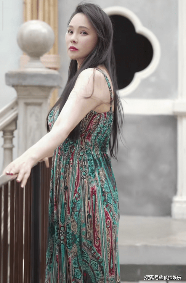 55岁伊能静回应身材发福:拒绝年龄容貌焦虑,称秦昊喜欢肉肉的她_年纪