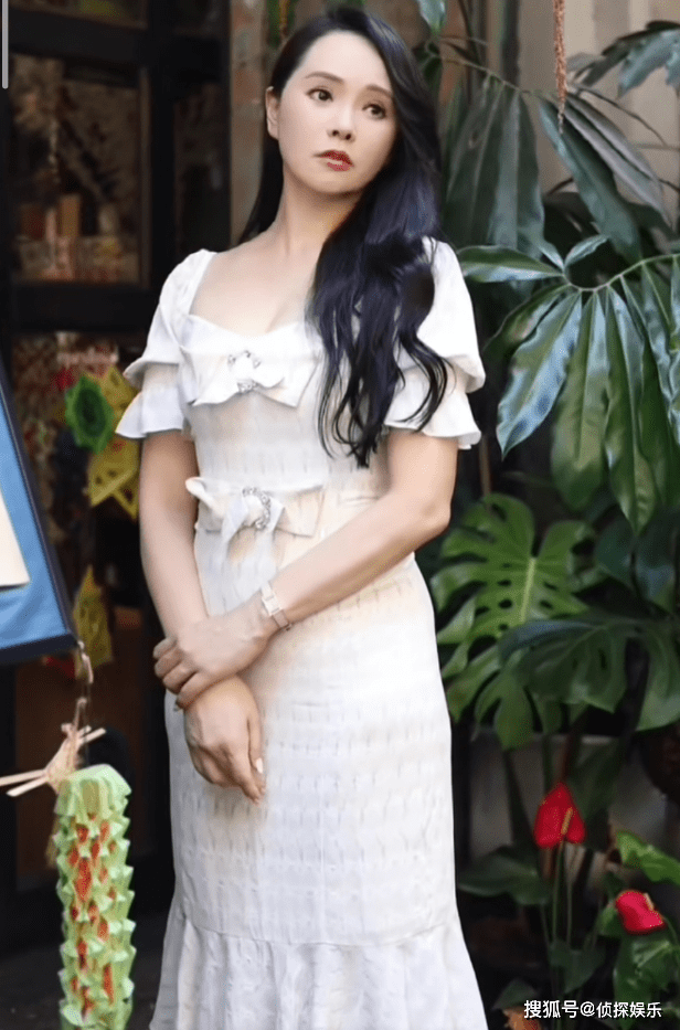 55岁伊能静回应身材发福:拒绝年龄容貌焦虑,称秦昊喜欢肉肉的她_年纪