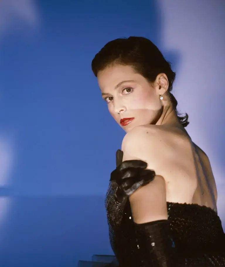 帅气的西格妮韦弗在《异形》中的演出,是詹姆斯卡梅隆的细心指导_人们