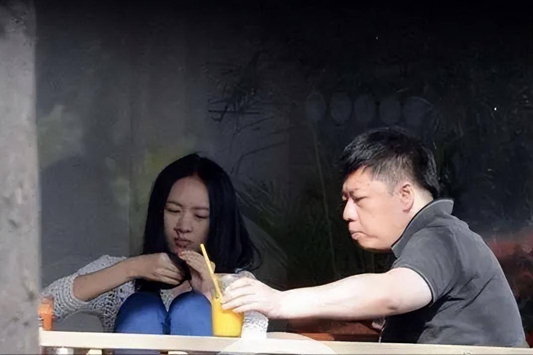 富豪王冉:51岁娶小17岁童谣,心疼妻子过去,余生愿为她遮风挡雨_张默