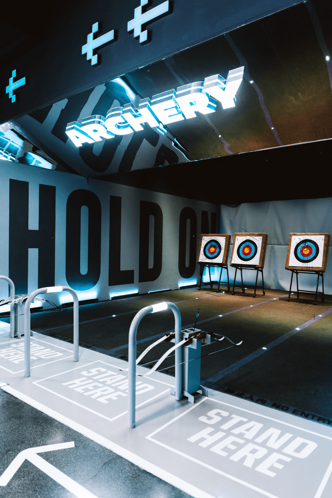 人也要开心呀,在体感游戏区跳累了就到电子游戏打一会电玩,再去飞镖区