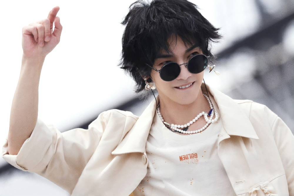 华晨宇粉丝好幸福,演唱会穿婚纱和偶像同台!