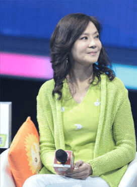 "最美婉君"俞小凡,年轻时清丽脱俗,老了也优雅大方_气质_白色_整体