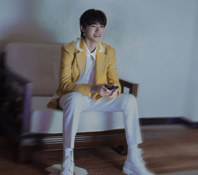 tnt粉丝追老板,李飞被团团包围强行询问,表情束手无措敢怒不敢言_时代