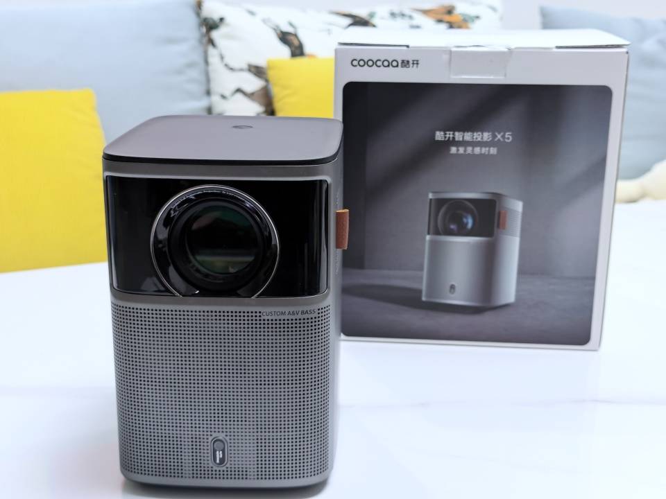 我家的娱乐C位：全新酷开智能投影X5，搭载酷开智能投影9.1系统闪亮登场！