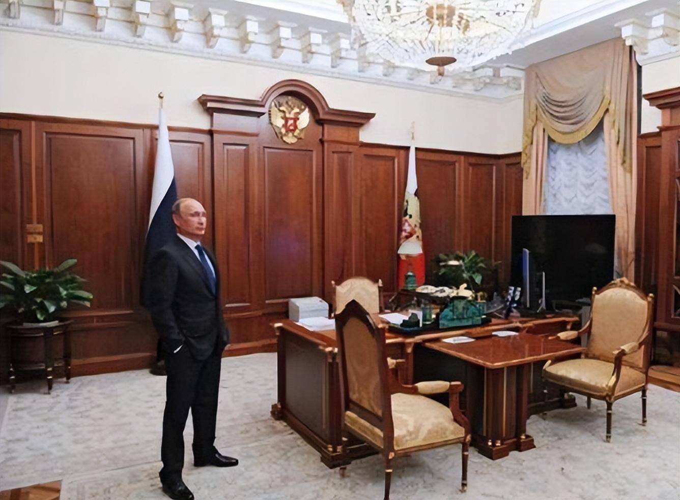 普京的总统办公室肯定有直接进入紧急避难装置的通道,这种防护设施