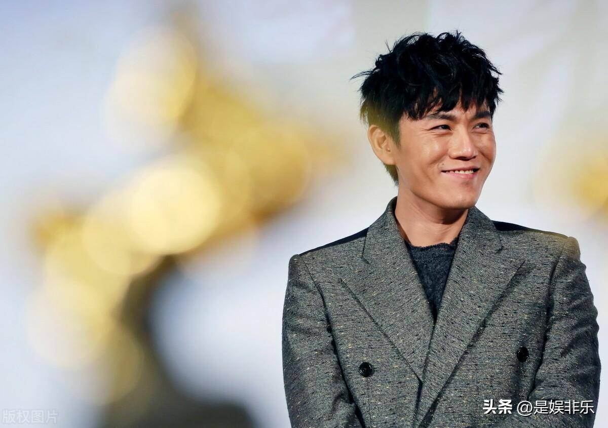 秦昊发图恶搞,演员的幽默感解码:通过自我恶搞拉近与观众的距离.