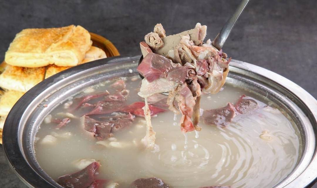 夏天喝羊汤好处多,多加几味小料,鲜美无腥味,营养还驱寒_膻味_人体