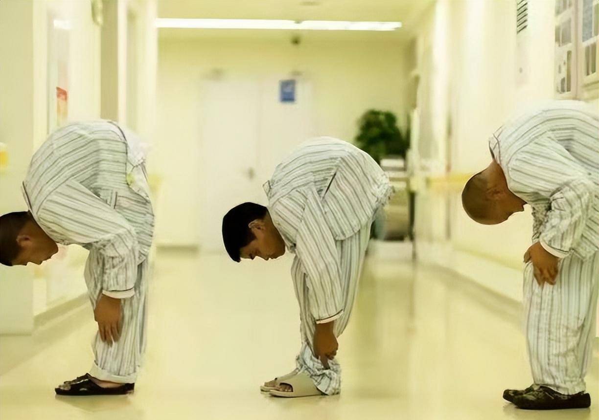 18岁湖南帅哥突患怪病,身体折叠180度,骨头敲断4次,他终于直了_李华