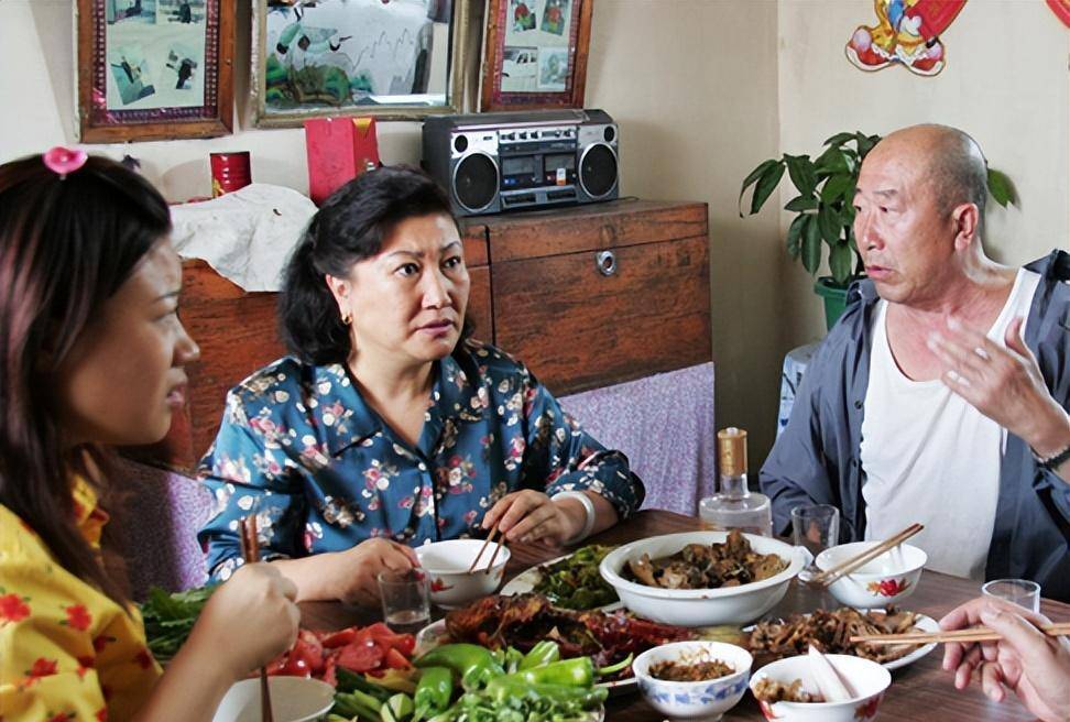 《东北一家人》开播21年,已有七位演员去世,两位同年同月离开_李丁_吴