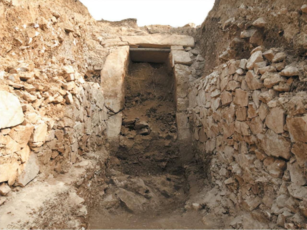 在战国中晚期,燕国的墓葬形制逐渐发展为土墩墓,而中山国的积石墓则