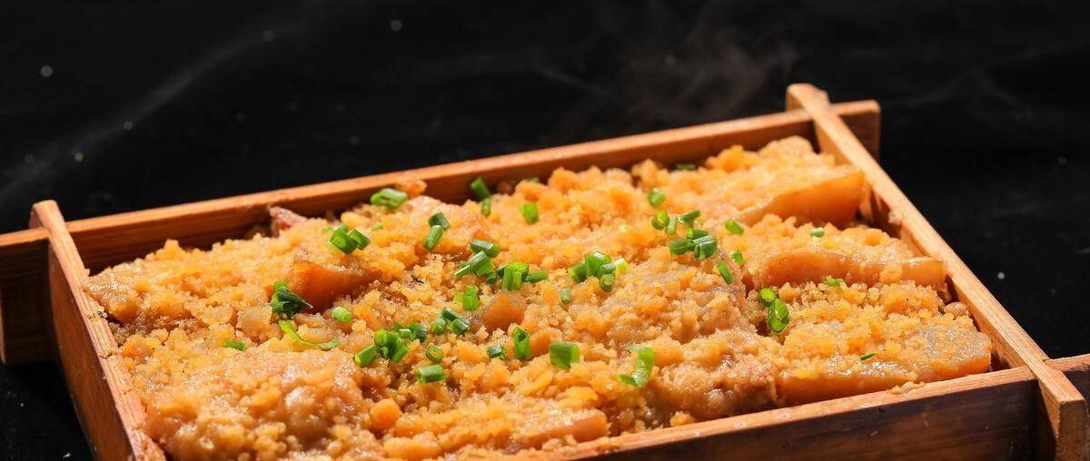 玉米粉蒸肉最适合和米饭一起吃,很适合米饭.每次做