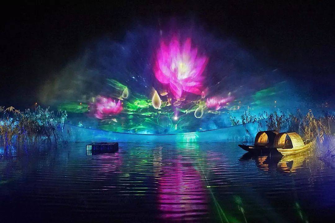 全息水幕投影全息水幕投影可以通过灯光,激光,投影等技术,让水与光