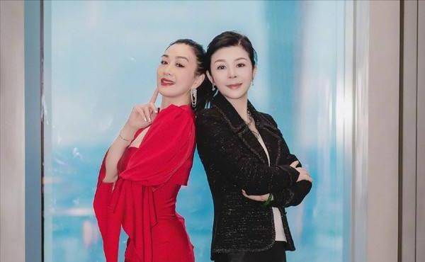 钟丽缇女儿晒照惹争议,穿着火辣与男友人躺浴缸,网友:好时尚_张敏钧