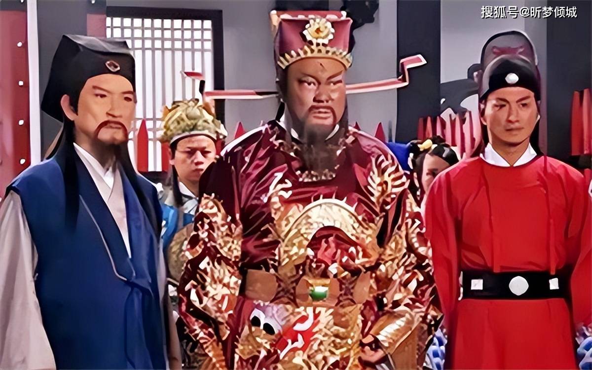 在公堂上,包拯询问了告状的人与农夫之间是否有什么纷争或恩怨,为什么