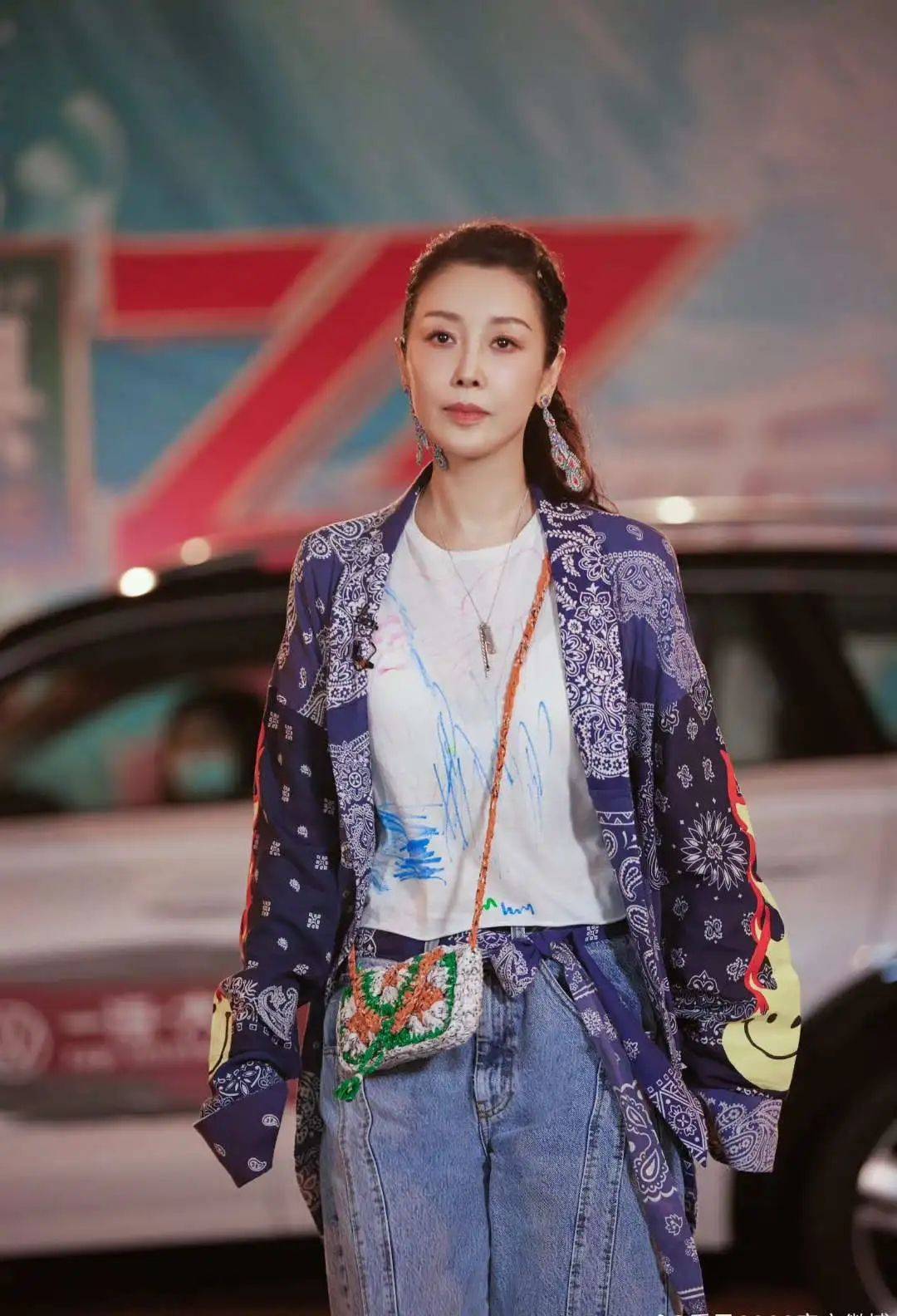 51岁孙悦参加浪姐4,再次唱跳经典歌曲《大家一起来》,网友:不愧是唱跳