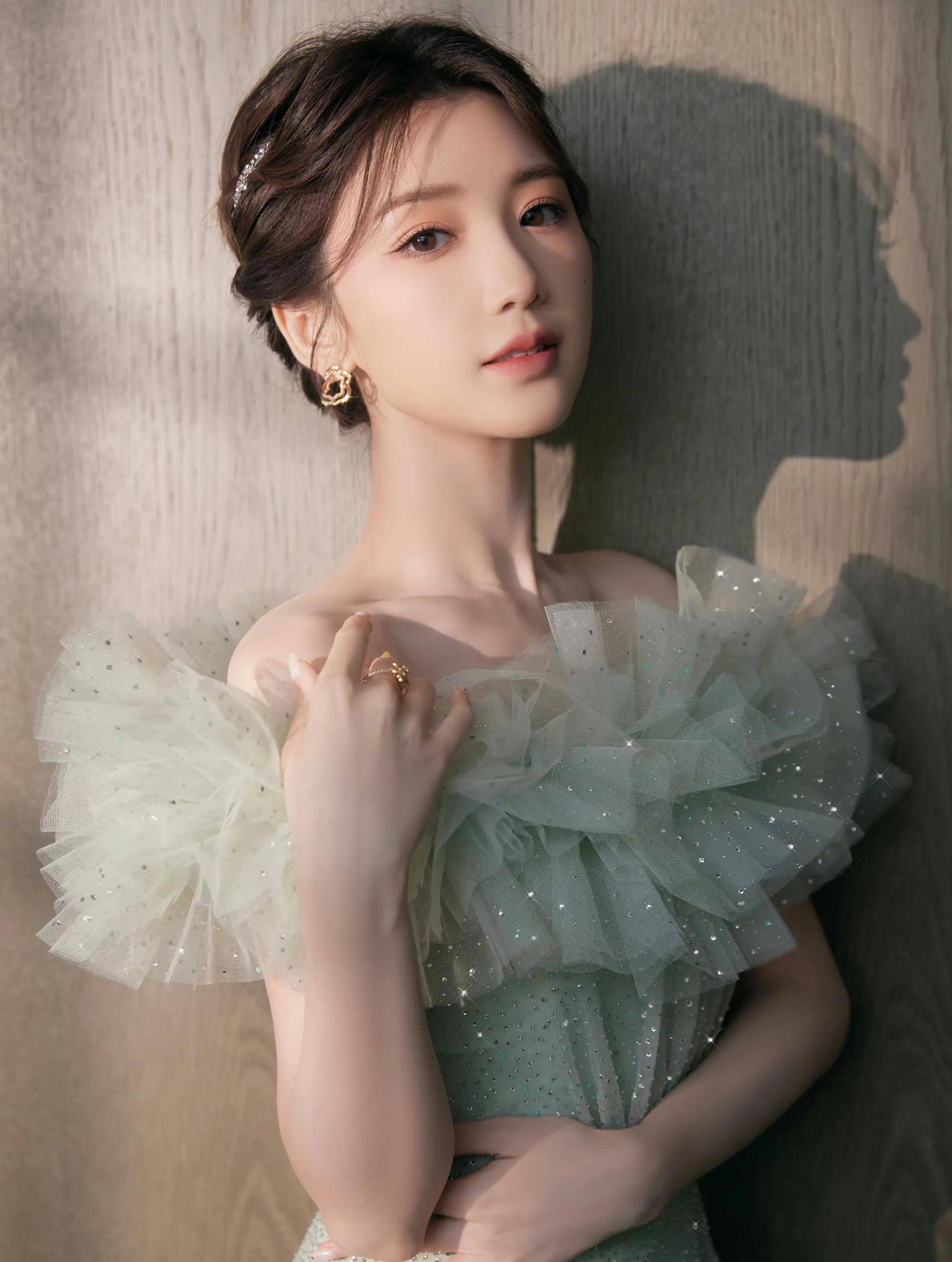 毛晓彤穿浅绿色公主裙出席央视五四晚会 也太甜美娇俏了 笑容好治愈