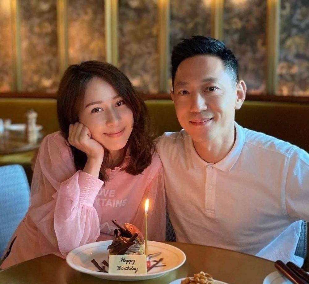 她气质柔和才华横溢,与高颜值富商老公生2子1女,中年双双出道_邝文珣