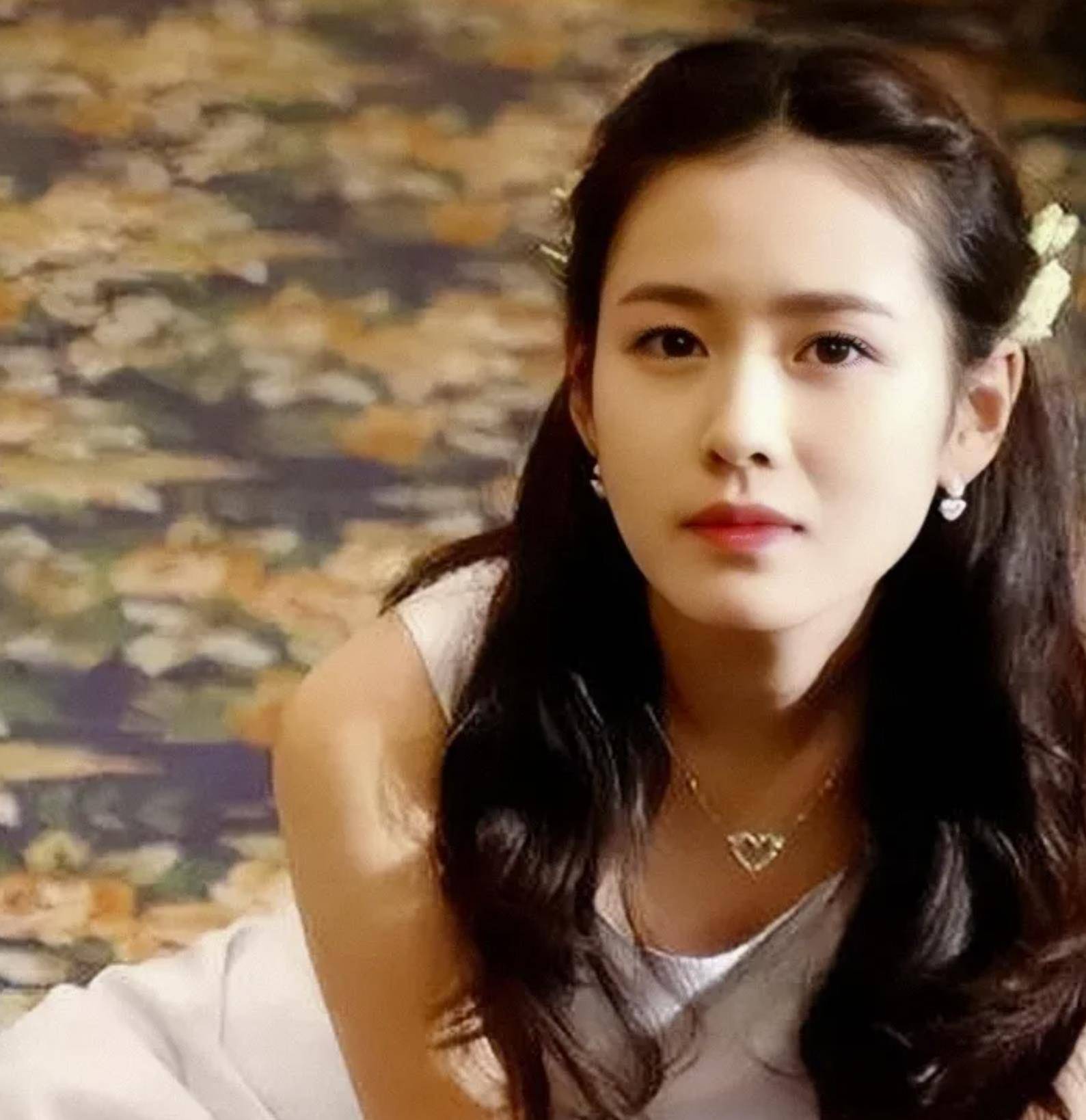 孙艺珍产后五个月开始营业,穿连衣裙大秀白皙美肩_女神_玄彬_儿子