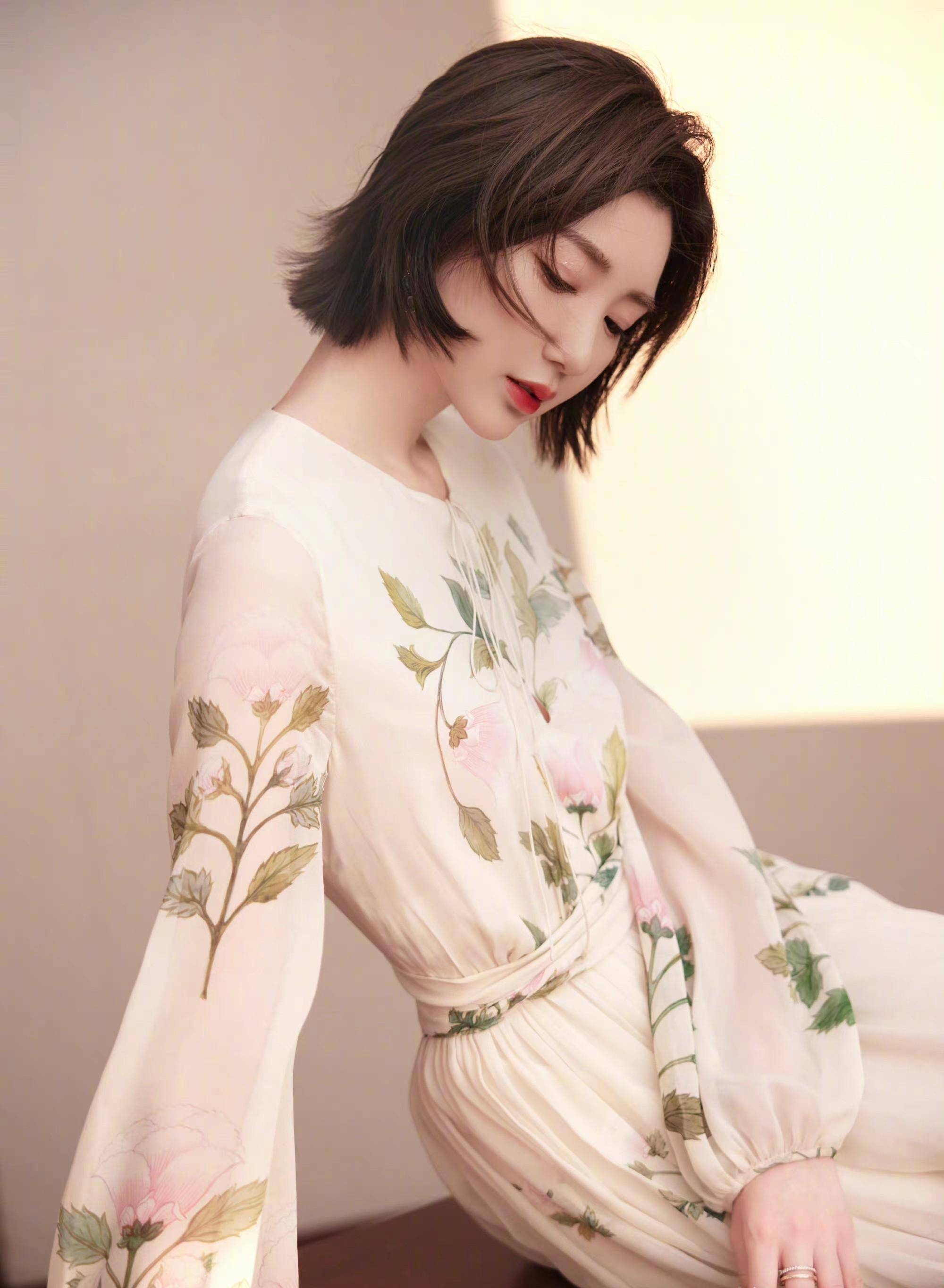 毛晓彤美上热搜,一袭白色花朵长裙清新淡雅,优雅又显气质_作品_身材