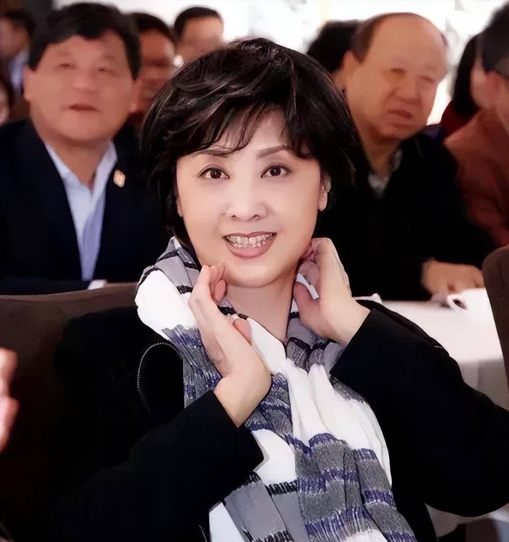 女人上了70岁,衣要穿简,裙要穿长,看朱琳,王馥荔就知道了_女性_年纪