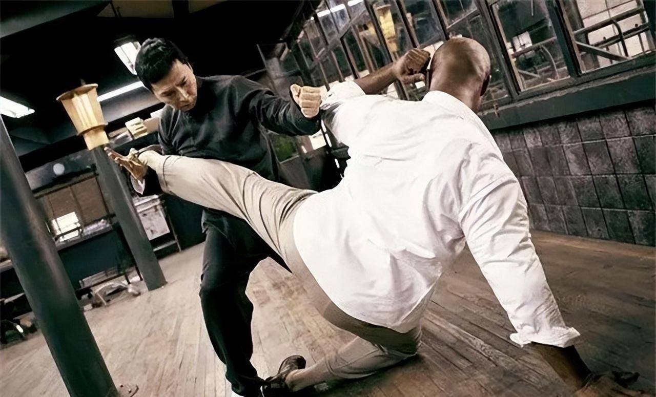 咏春大师李连杰贴身保镖挑战散打冠军,一脚踢断他肋骨!