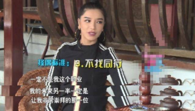 同时,她还被网友称为"二郎腿负责人,因为她纠正了综艺节目中其他姐妹