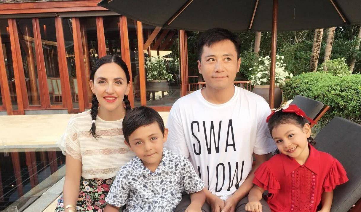 刘烨一双儿女演话剧,12岁诺一撞脸何炅丁真,11岁霓