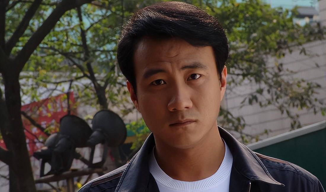 硬汉胡军:用16瓶酒追到卢芳,婚后绯闻不断,女子却开玩笑教育!