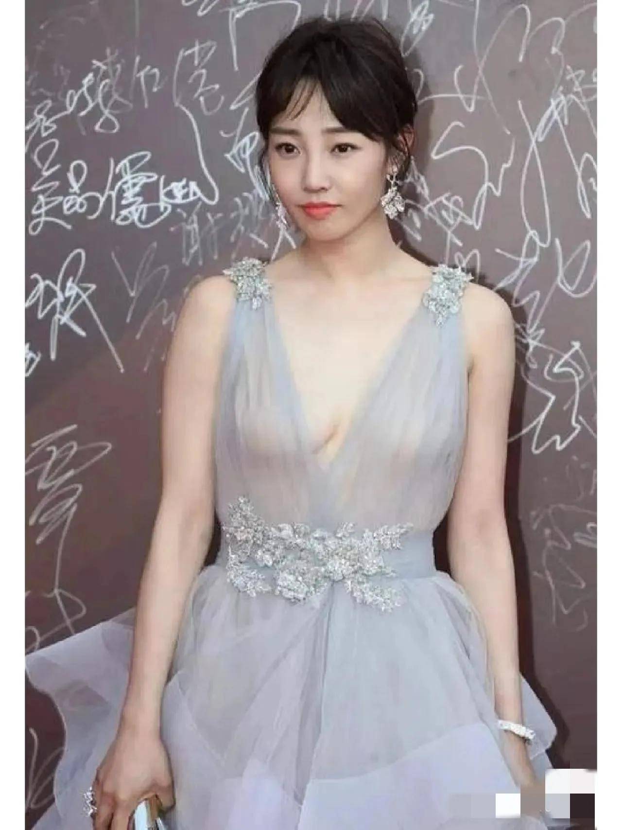 白百何这深v领薄纱时尚连衣裙,若隐若现,时尚十足_身材_透视_管理