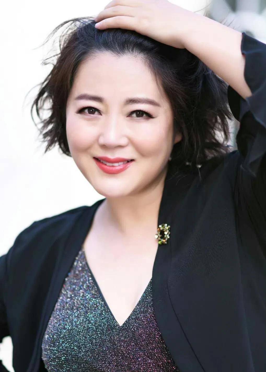 演员王茜华:风光背后有心酸,再婚嫁导演,如今苦尽甘来_头发_时候_下水